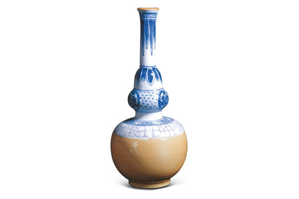 清康熙．青花醬釉葫蘆瓶 此件葫蘆瓶呈多節樣式，表面以青花、哥釉及醬釉為飾，是康熙時期的外銷品類之一。（圖三） 圖片來源：《東海平潭 碗礁一號出水磁器》，頁226，圖144。