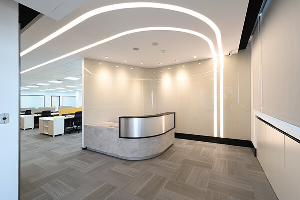天花板的光源線條設計，將光的流動感延伸到整體辦公空 間，塑造出俐落流暢的科技感。