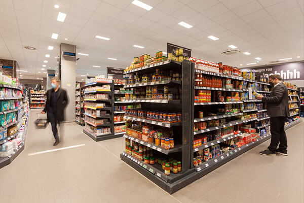 不少零售業者也在疫情後加裝滅菌燈，強化消費者至賣場購物的信心。