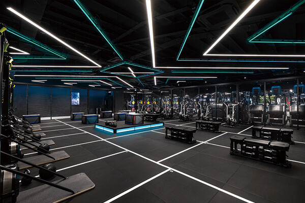 英國Everlast為旗下健身房重新設計LED照明，能藉由燈光區分不同運動區域，並大幅減少80%用電。