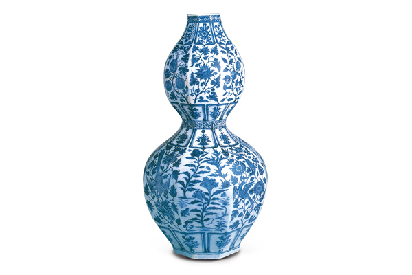 元．青花八棱葫蘆瓶 — 八棱瓶身來自於伊斯蘭地區，紋飾結合中原與藏傳佛教之紋樣，呈現多元化的風格。（圖五） 圖片來源：《土耳其托普卡比宮的中國瑰寶》，頁152。