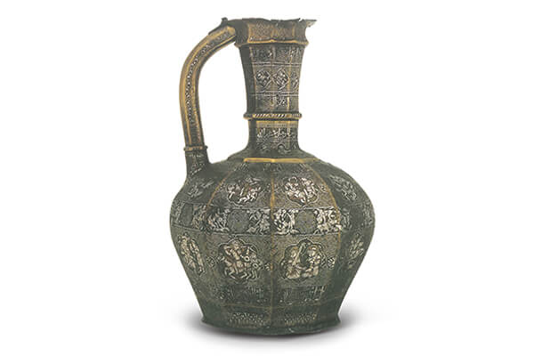 伊斯蘭嵌銀銅壺（公元1232年） 此器為公元1232年伊拉克摩蘇爾地區所製作，是元青花八棱執壺所模仿的原生器形。（圖二） 圖片來源：《世界美術全集 東洋編17》，頁51，圖42。