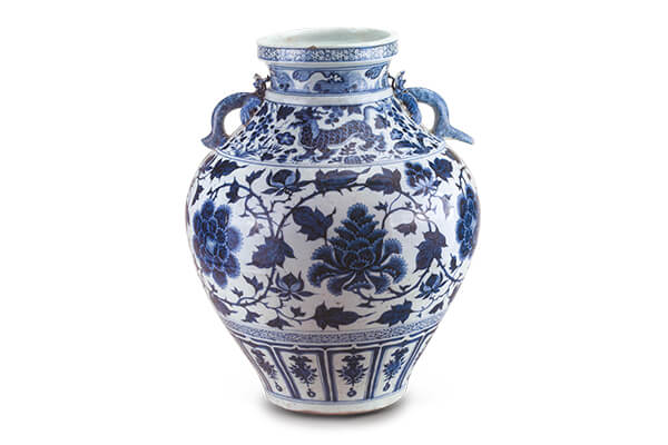 元．青花雙耳大罐 此件青花大罐的形體碩大，多種紋飾層層布局，呈現中西文化互相交融的特有風格。（圖五） 圖片來源：《幽藍神彩》，圖32。