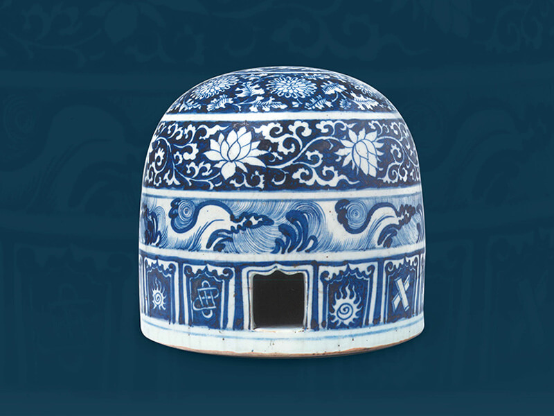 元．青花纏枝蓮花雜寶紋蒙古包 頂部隆起為半球形，下方開一個龕式小門，近似蒙古包的形狀，是草原風格的反映。（圖一） 圖片來源：《幽藍神彩》，圖18。