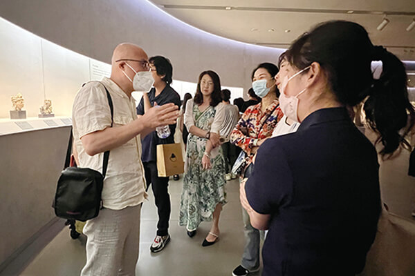 中央美術學院雕塑系特聘教授王曜以中國繪畫、書法、器物及建築，帶領觀眾體會傳統造像的神韻與高度。