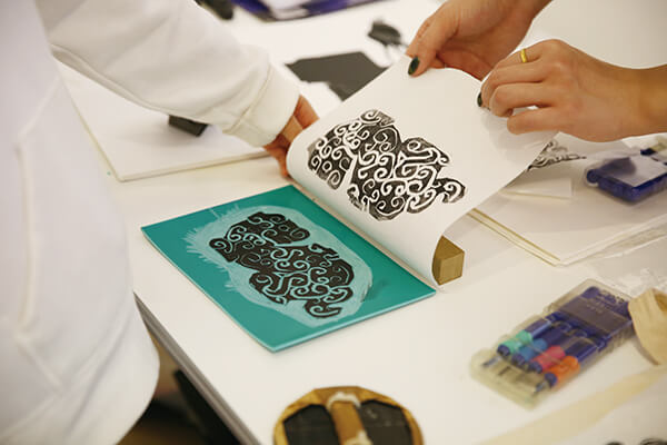 在老師的帶領下，以震旦博物館藏虎形玉佩為靈感設計畫面，刻於麻膠板上，形成的工藝體驗作品。
