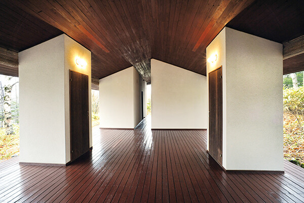 「山川山莊」透過寬敞走廊串起不同生活機能，模糊了室內與戶 外的界線。