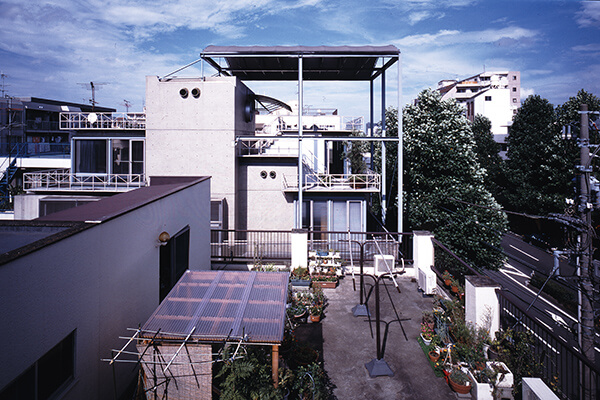 橫濱「GAZEBO」住宅以開敞露台與屋頂花園，增加鄰里互動。