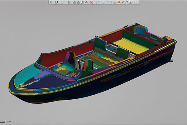 於成功大學舉辦的大尺寸3D掃描實戰技巧，現場讓與會者一同體驗使用HandySCAN Max掃描5公尺船身的驚人速度，並分享如 何快速完成船身3D建模的十大逆向技巧。