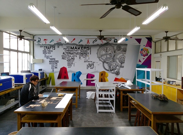 使用現有桌椅，大面積桌子方便學生討論以及實作，教室後方大圖輸出情境圖，打造創意空間感。