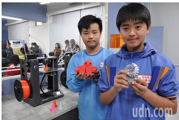 自造教育及科技中心添購雷射切割機與3D列印機等機具設備，協助學生發揮無限創意。（圖片來源：UDN記者／張裕珍）
