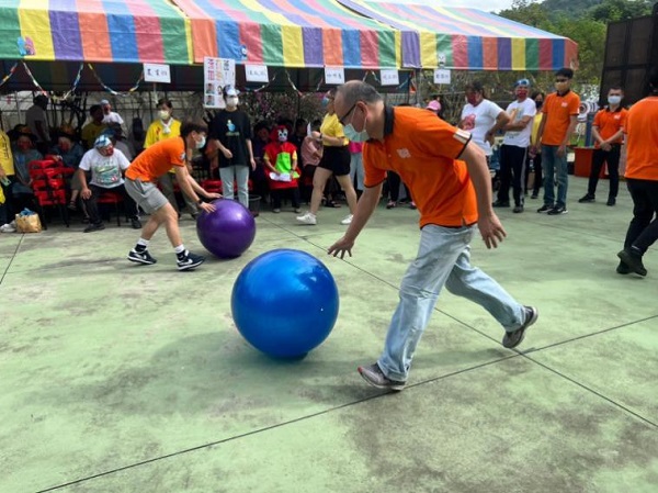 震旦志工協助心智障礙者完成各項競賽挑戰，從運動中鍛鍊身體