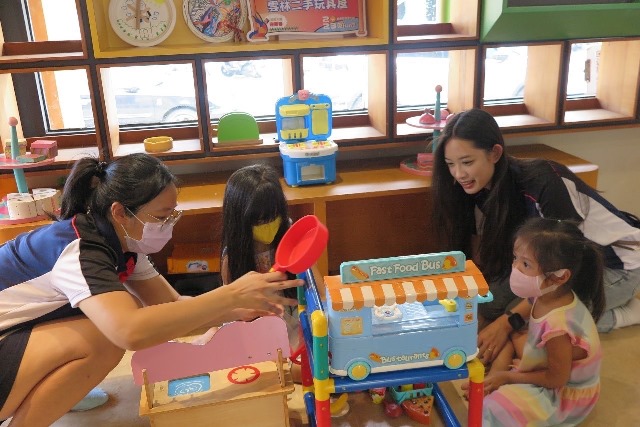 震旦志工陪同小朋友遠離3C產品，一起透過玩二手玩具激發創造力。