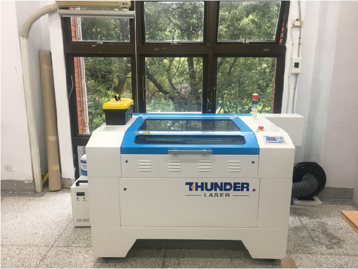 什麼是雷射雕刻機?圖解雷射雕刻機原理、雷射切割機用途 Nova 35 落地型雷射雕刻機