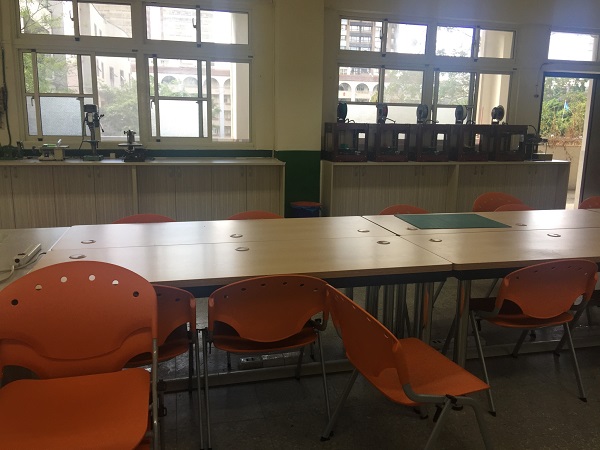 一般小學教室的門約80cm，雷切設備寬約130cm，需提供可拆機的雷切設備。