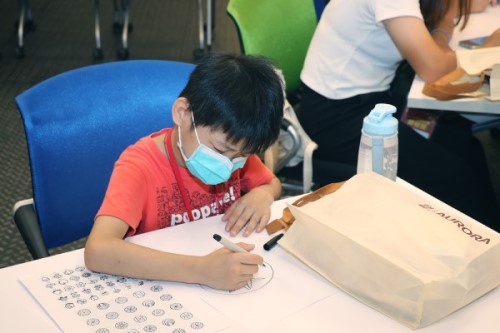 i SPACE公益創客營ｘ小草書屋，雷射雕刻機自製專屬圖章