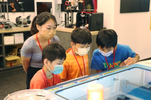 i SPACE公益創客營ｘ小草書屋，雷射雕刻機自製專屬圖章