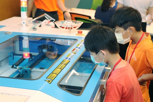 i SPACE公益創客營ｘ小草書屋，雷射雕刻機自製專屬圖章