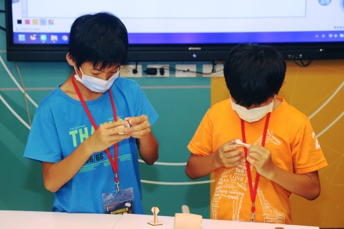 i SPACE公益創客營ｘ小草書屋，雷射雕刻機自製專屬圖章