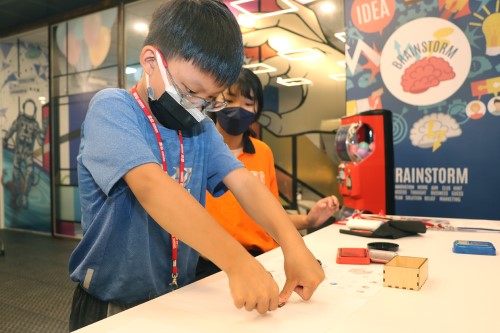 i SPACE公益創客營ｘ小草書屋，雷射雕刻機自製專屬圖章