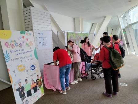 震旦OA北高雄X財團法人平安社會福利慈善事業基金會 黎明向陽園裡農牧組的寶哥,輕輕把雞抱到懷裡,嘴上不忘安撫,囑咐茫然的雞要看鏡頭,這樣子才能拍得好看