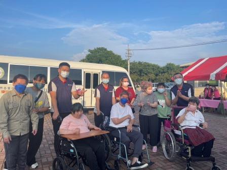 震旦OA新營 X 財團法人天主教會嘉義教區附設聖心教養院 黎明向陽園裡農牧組的寶哥,輕輕把雞抱到懷裡,嘴上不忘安撫,囑咐茫然的雞要看鏡頭,這樣子才能拍得好看