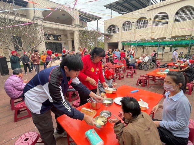 震旦OA永康X財團法人台南市私立長泰教養院分院_陪同院生 感受聖誕溫馨氛圍 震旦OA永康X財團法人台南市私立長泰教養院分院_陪同院生 感受聖誕溫馨氛圍