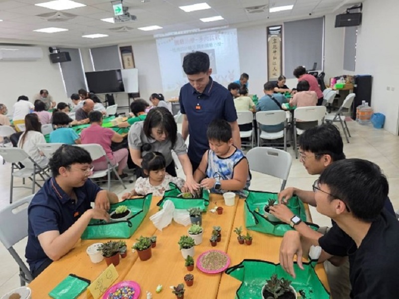 震旦OA南台南 X 社團法人台南市容愛關懷服務協會_協助長者參與園藝治療活動 震旦OA南台南 X 社團法人台南市容愛關懷服務協會_協助長者參與園藝治療活動