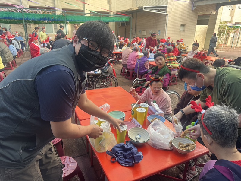 震旦OA永康_財團法人台南市私立長泰教養院新市分院_耶誕送暖公益活動