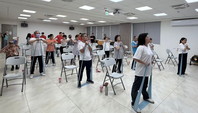 與長輩們一起伸展、運動，在歡笑與互動中感受滿滿活力！