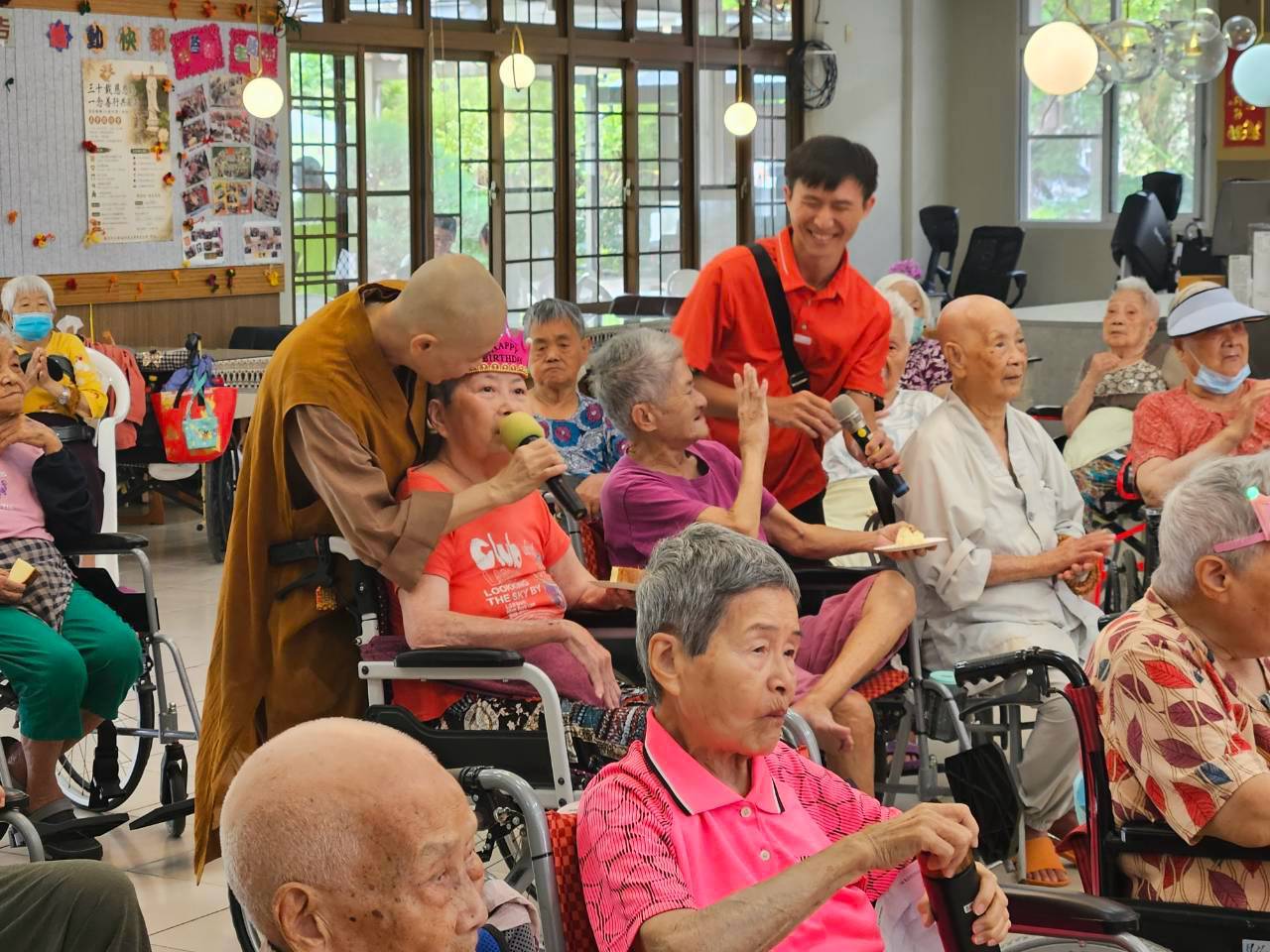 震旦OA永康_財團法人台南市私立佛教觀音村社會福利慈善事業基金會_陪伴長者慶生歡唱