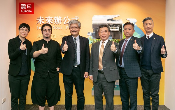 震旦『未來辦公式』展示中心啟用 從智能辦公到ESG實踐 協助企業綠色低碳轉型 行政院環保署舉辦循環採購記者會,震旦辦公設備提倡以租代買服務,提供企業影印機租賃
