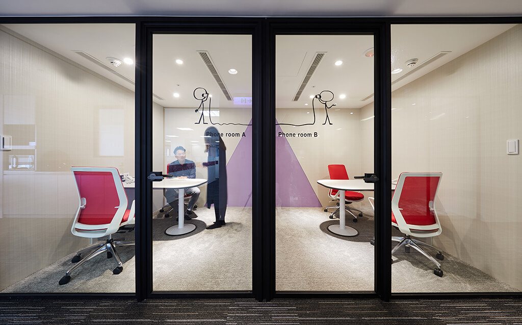 震旦辦公家具提供專業規劃建議，協助台灣杜邦打造嶄新的辦公空間 (圖為獨立的Phone room)