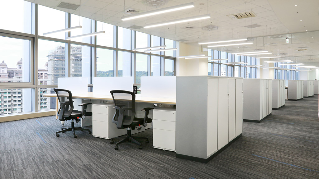 大跨距的辦公桌系統，搭配壓克力桌屏、conjoin檔案櫃，形成開放式的辦公空間