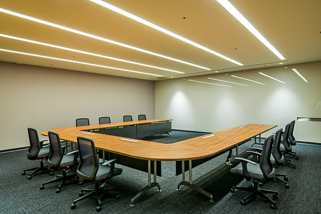 震旦辦公家具為顧客訂製符合辦公環境風格的木紋會議桌，簡約大器