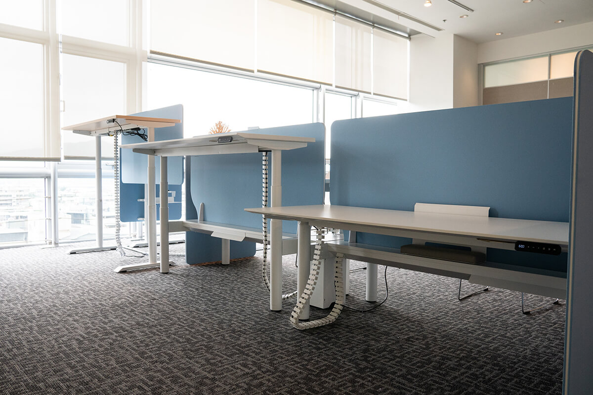 升降桌推薦給久坐或久站的辦公工作者，可依工作需求調整辦公桌高度。