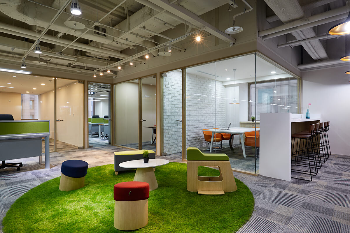 綠色草皮加上趣味辦公家具，不同高度的設置手法，形成創意洽談區