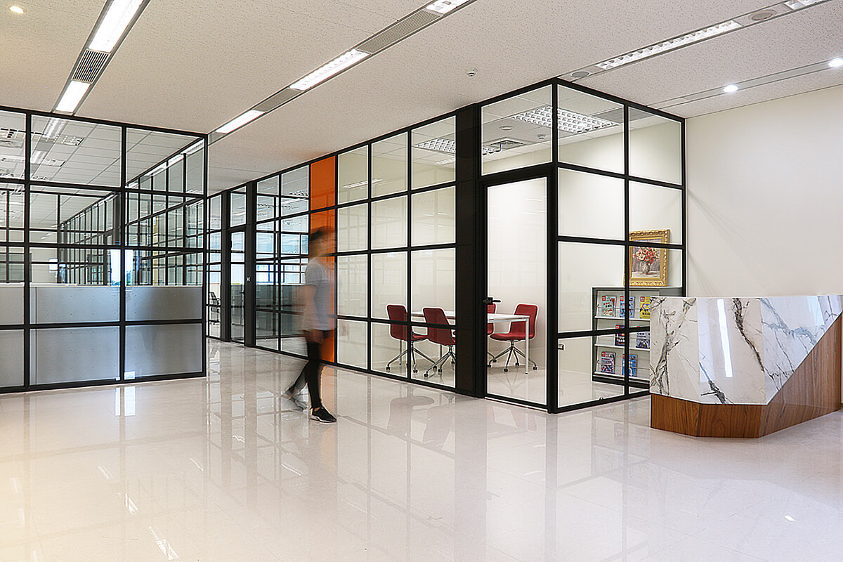 櫃台與會客區隔間採用玻璃透光方式呈現，讓辦公動線更加流暢、明亮