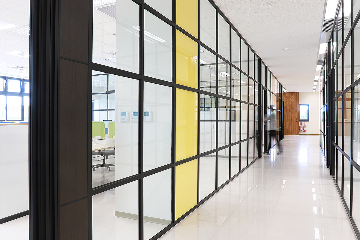 廊道採用系統隔間，並利用顏色變化，展現企業的朝氣活潑