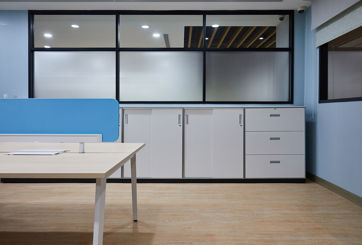 辦公室的收納規劃，可透過鋼製系統櫃與活動櫃的特性，達到完善的配置