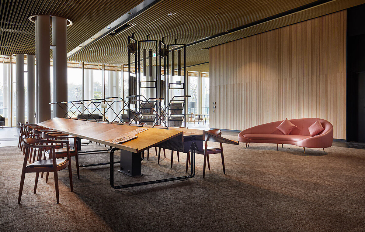 一張充滿設計感的沙發，為台南市圖新總館揭開耀眼序幕