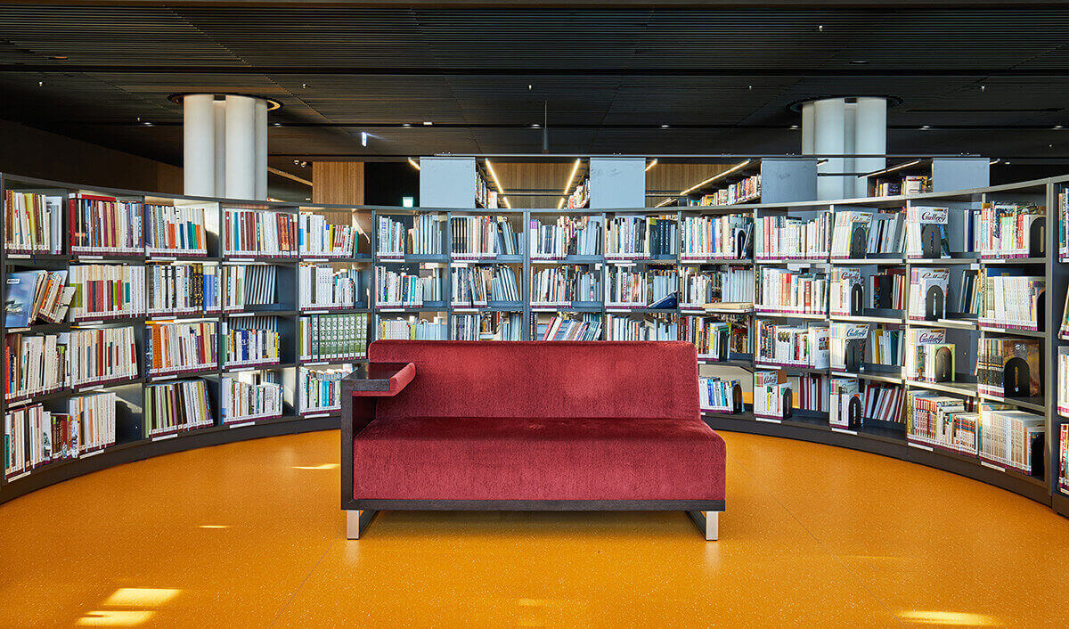 細琢各樓層主題風格，震旦家具推薦適宜的閱覽沙發，在靜謐空間注入活潑趣味