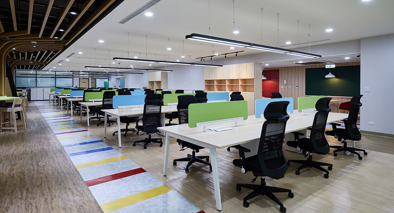 活力繽紛的辦公空間設計，搭配Plane工作站桌屏顏色的變化，有序的呼應形成獨特空間氛圍