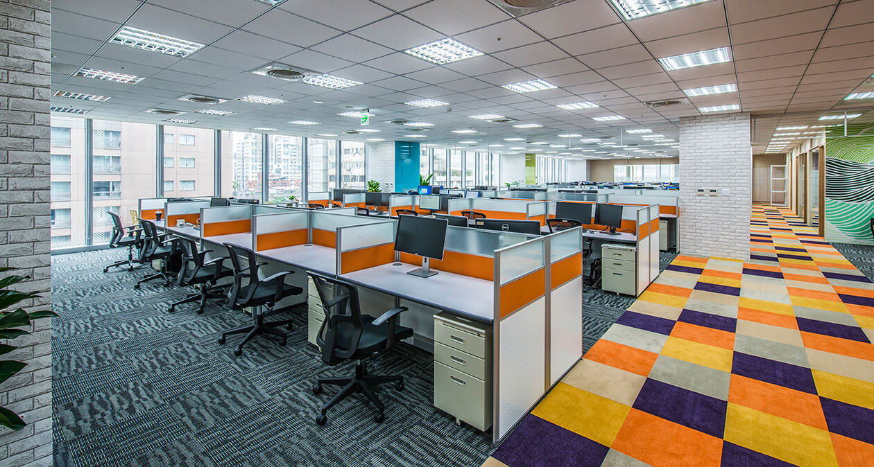 辦公屏風能為員工區隔出工作空間，搭配企業風格提供開放式或私密性的格局設計