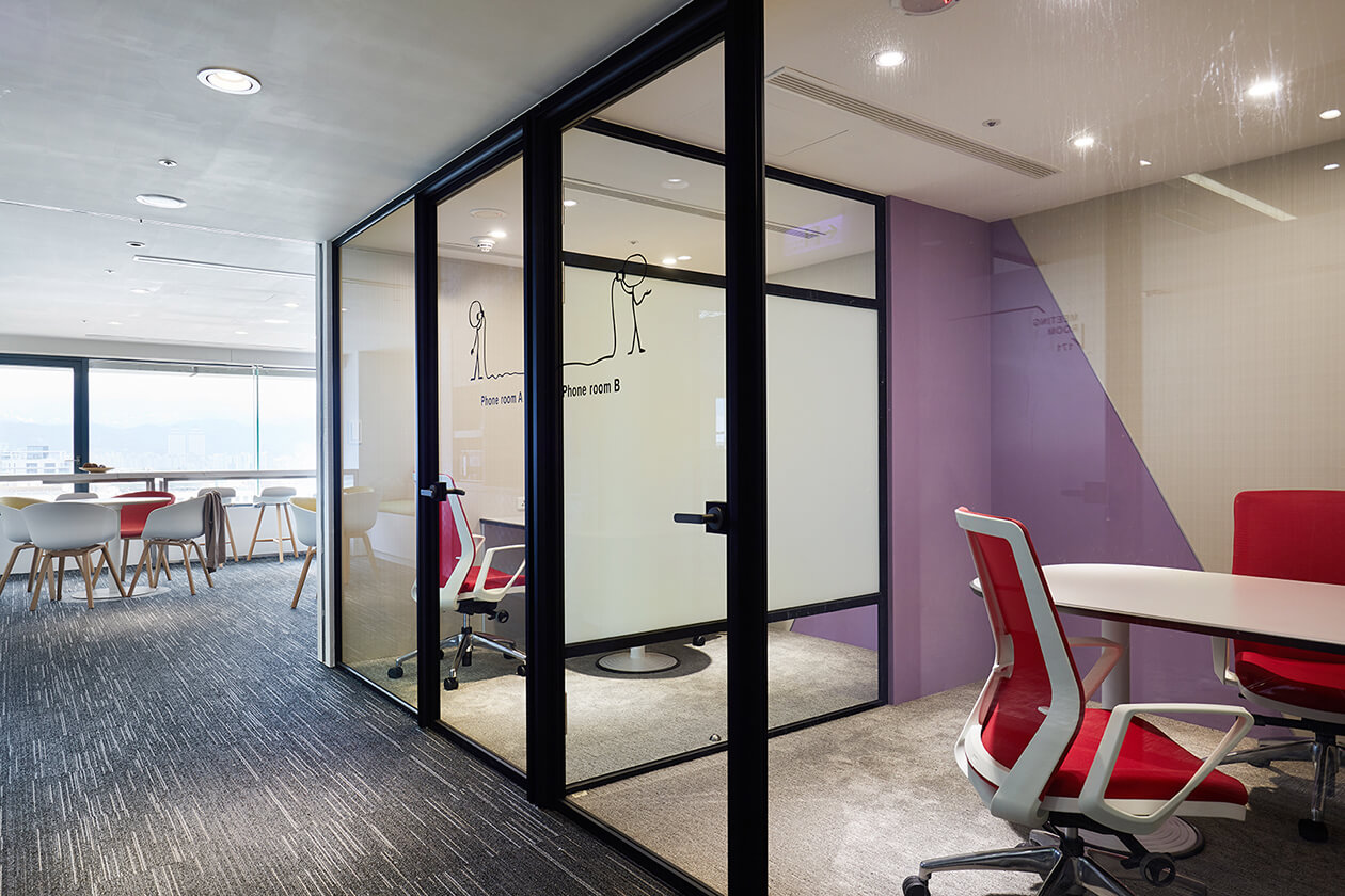 系統隔間可銜接既有牆面、可重複拆組，適合現代靈活多變的辦公室設計