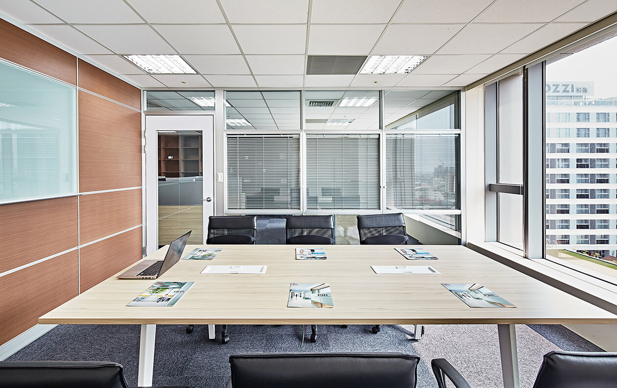 辦公室高隔間面板選擇性多且功能兼備，能依空間風格組合變化