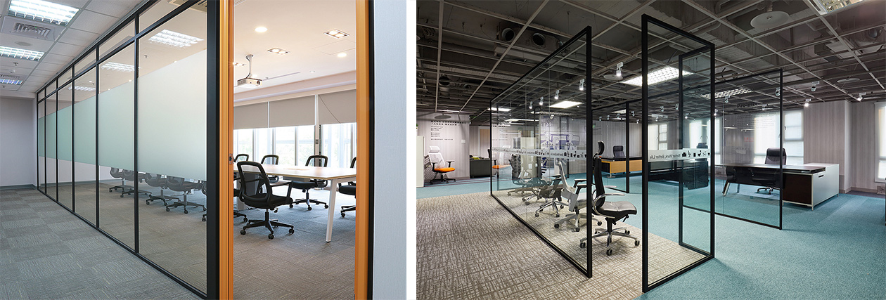 (左)大面積玻璃面板搭配卡點西德，門框依需求客製｜搭配產品：SLIM；(右)整片式玻璃隔間不僅能為辦公室區隔空間，更是妝點空間的一項展示品｜搭配產品：SLIM