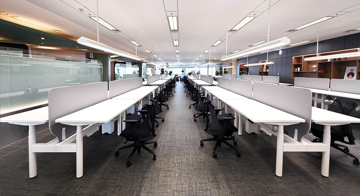辦公室設計規劃工位至少25%為升降桌，讓工作者能自己定義辦公高度，轉換辦公姿態，避免相同姿勢影響健康，能幫助工作場域在WELL標準中加分