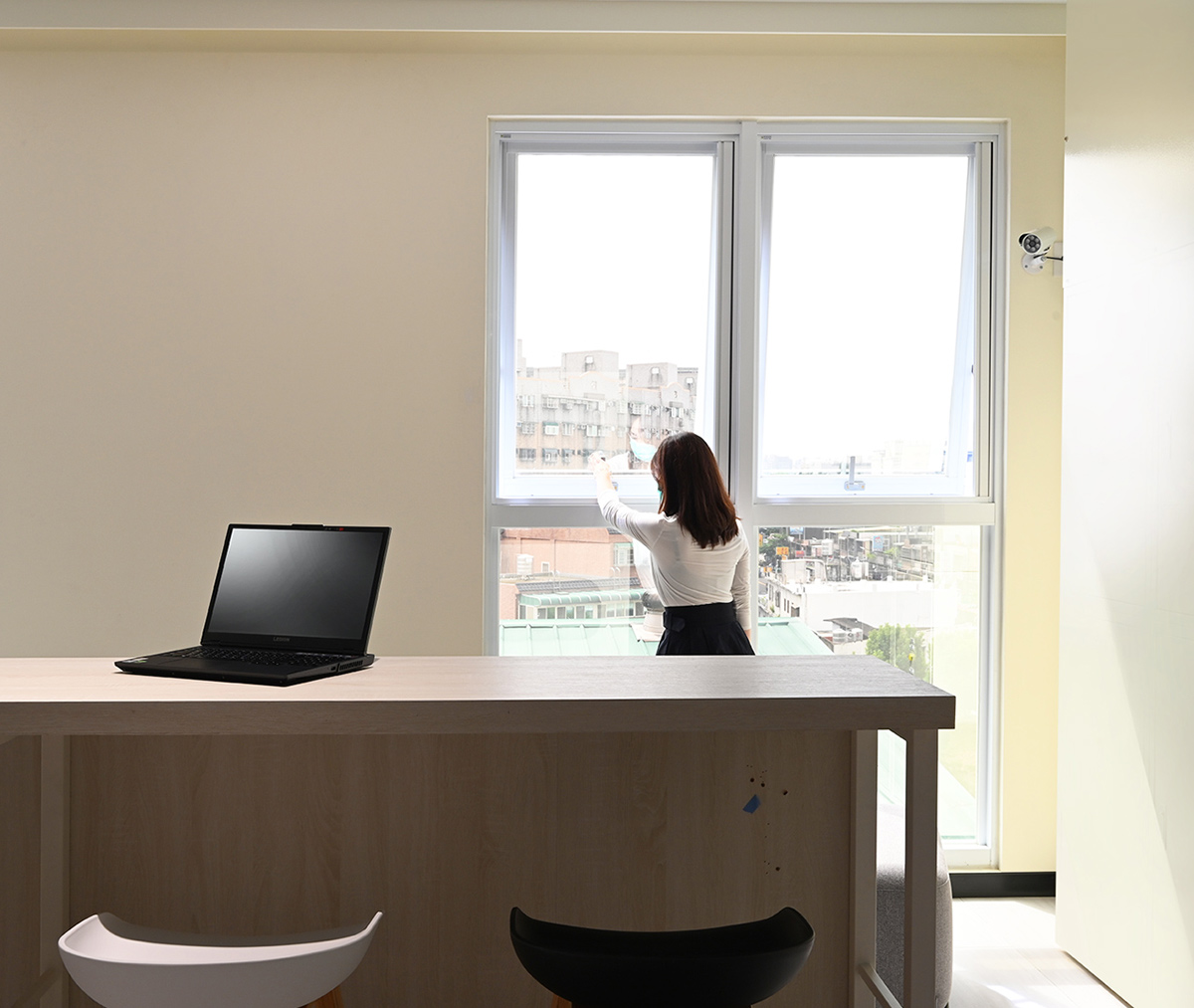 辦公室內增加可開啟的窗戶，促進空氣流動，也可調節熱環境的不適感