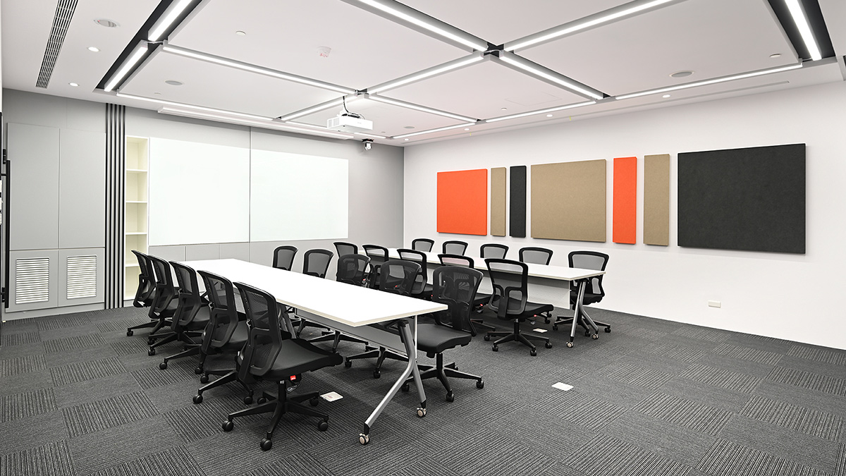 為減少聲音反射，在會議室使用吸音材料是空間規劃設計時常見的做法
